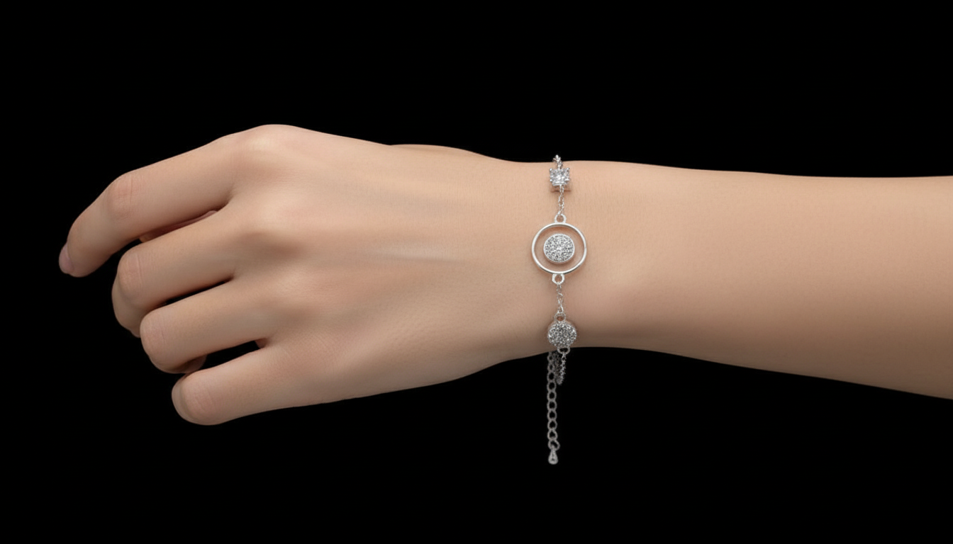 اسوارة أنيقة مرصعة بالفصوص اللامعة والميناء البيضاء