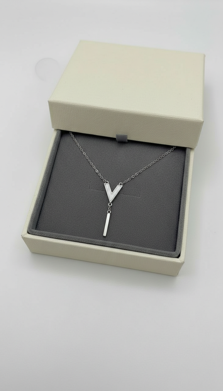 سلسال فاخر بتصميم حرف V وصدف أبيض - لمسة أناقة عصرية
