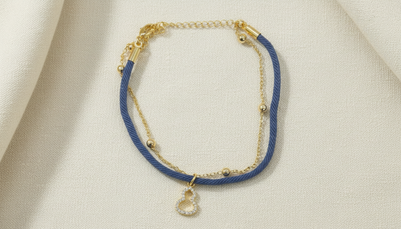 اسوارة خيط متعددة الالوان بلمسة ذهبية وفضية وتعليقة دمعة مرصعة بالكريستال