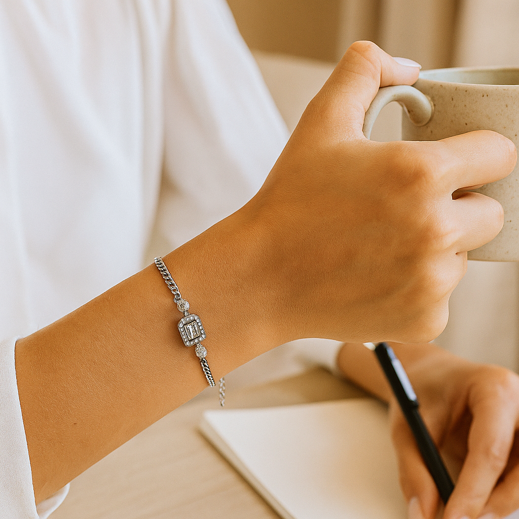 اسوارة باجيت كلاسيك – حجر مركزي بزركون ولمعة فاخرة