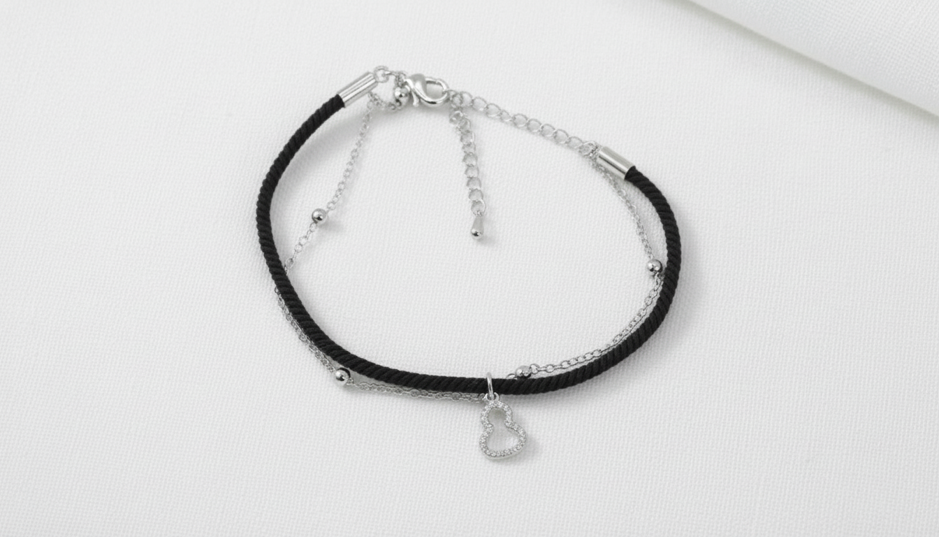 اسوارة خيط متعددة الالوان بلمسة ذهبية وفضية وتعليقة دمعة مرصعة بالكريستال