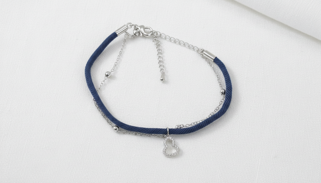 اسوارة خيط متعددة الالوان بلمسة ذهبية وفضية وتعليقة دمعة مرصعة بالكريستال