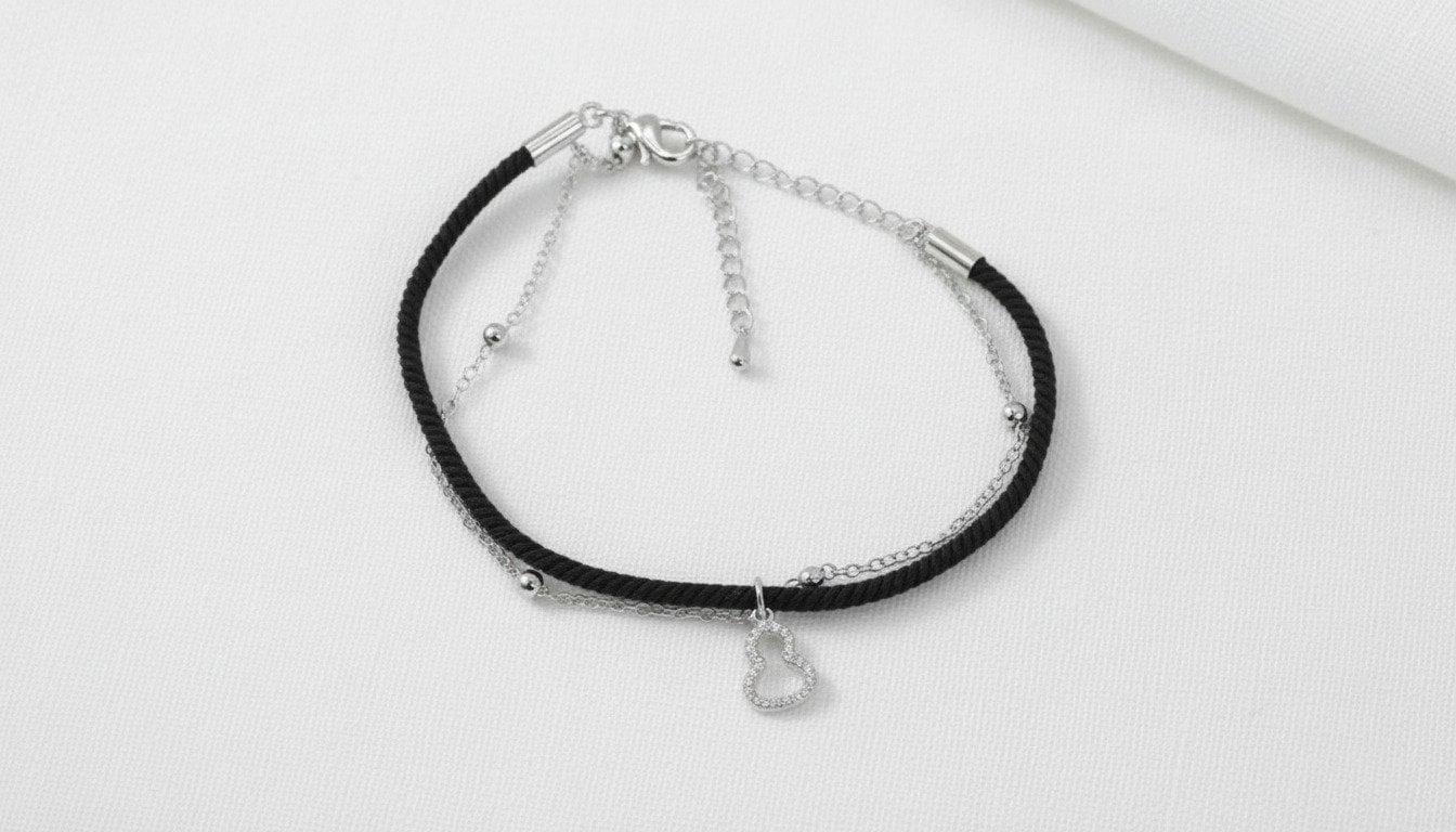 اسوارة خيط أسود بلمسة فضية