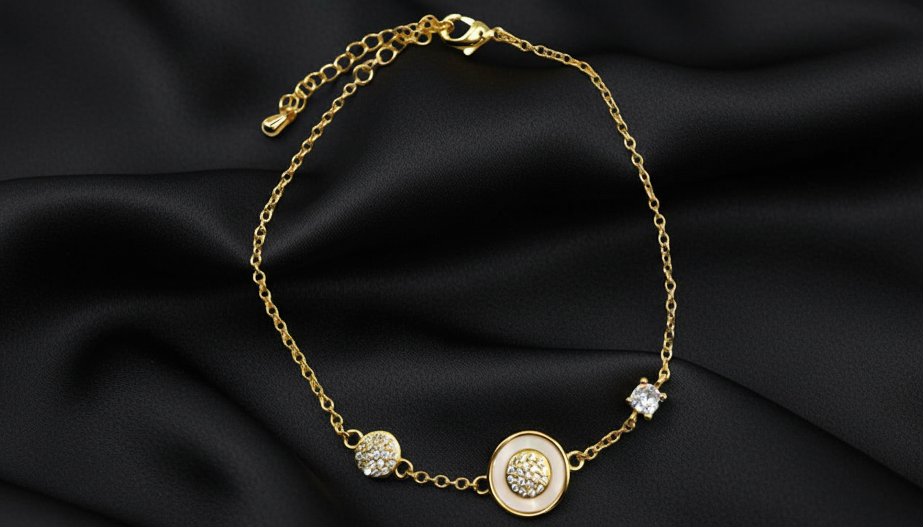 اسوارة أنيقة مرصعة بالفصوص اللامعة والميناء البيضاء