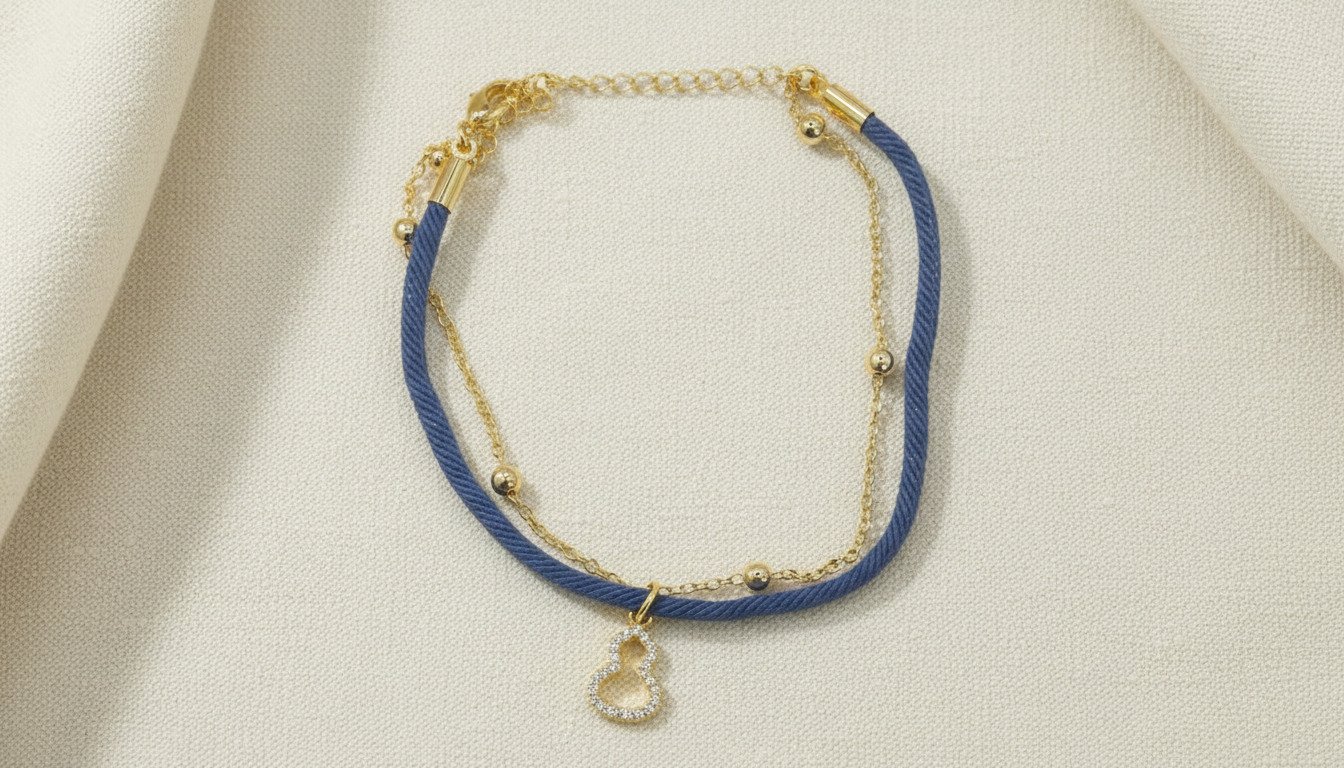 اسوارة خيط أزرق بلمسة ذهبية