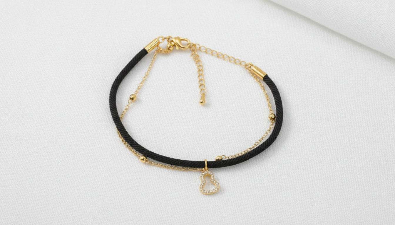 اسوارة خيط متعددة الالوان بلمسة ذهبية وفضية وتعليقة دمعة مرصعة بالكريستال