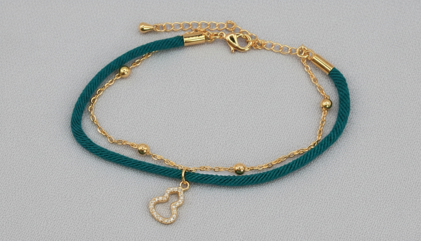 اسوارة خيط متعددة الالوان بلمسة ذهبية وفضية وتعليقة دمعة مرصعة بالكريستال