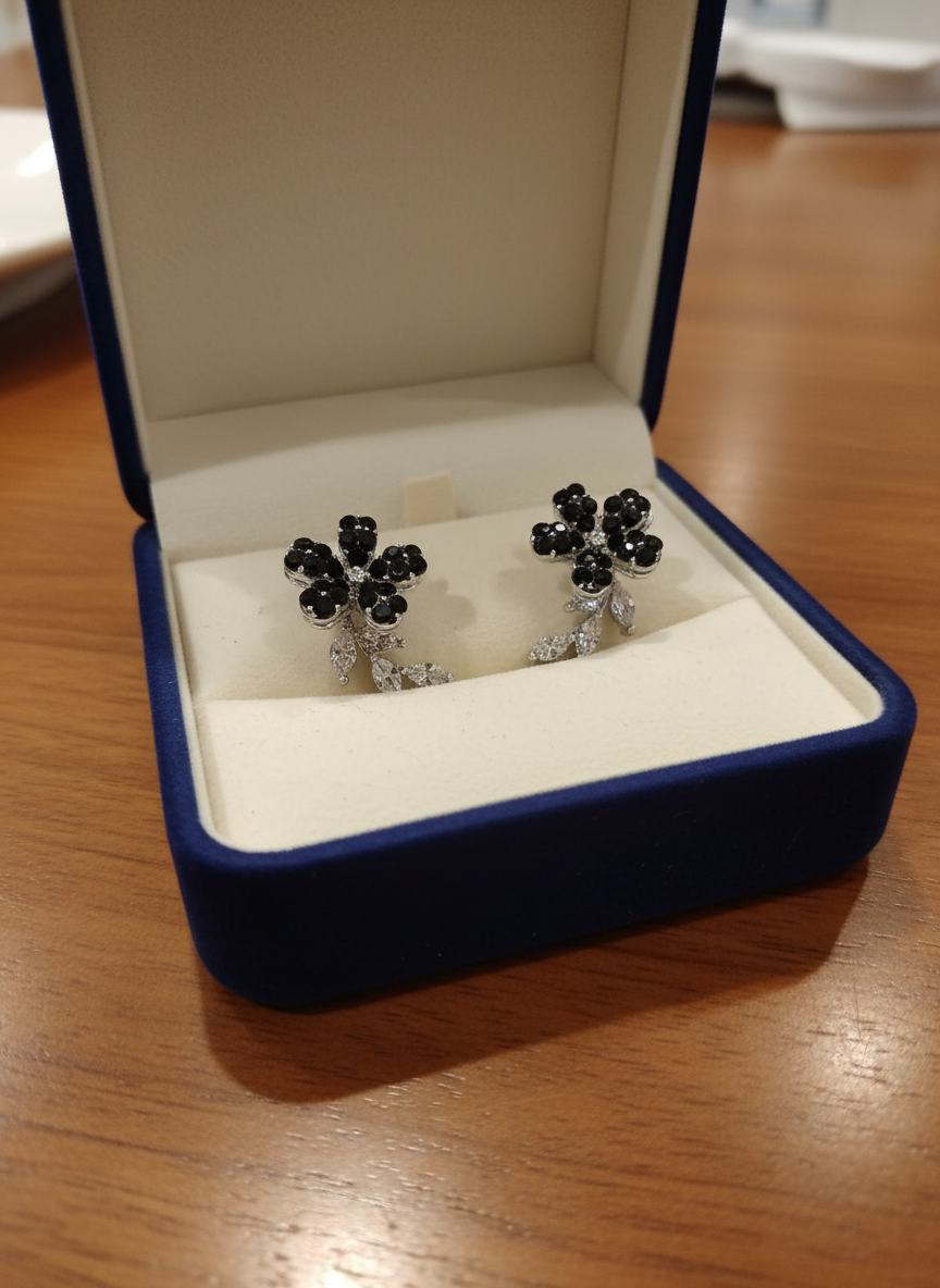 حلق زهرة متعدد الالوان مطلية بالذهب والفضي ومرصعة بالكريستال الفاخر