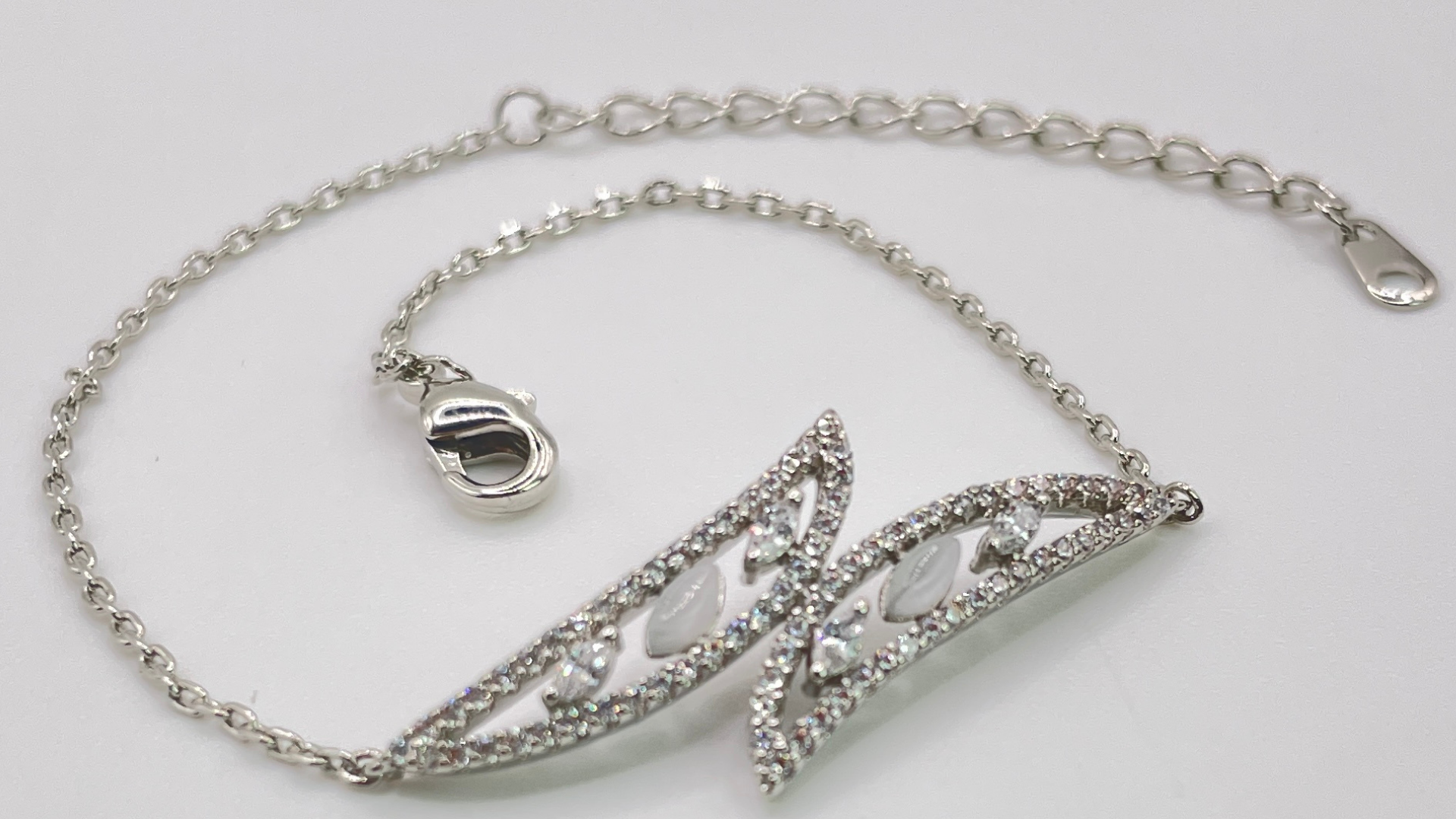 سوار أنيق بتصميم أجنحة الفراشة مرصع بالزركون اللامع