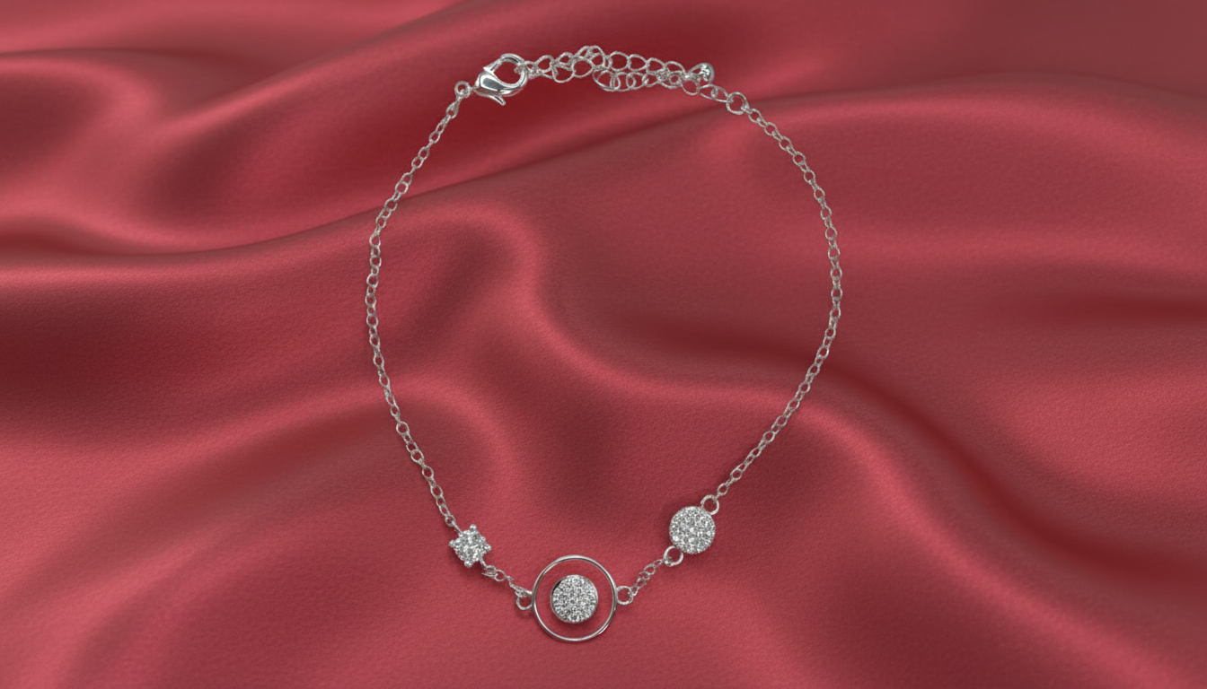 اسوارة أنيقة مرصعة بالفصوص اللامعة والميناء البيضاء