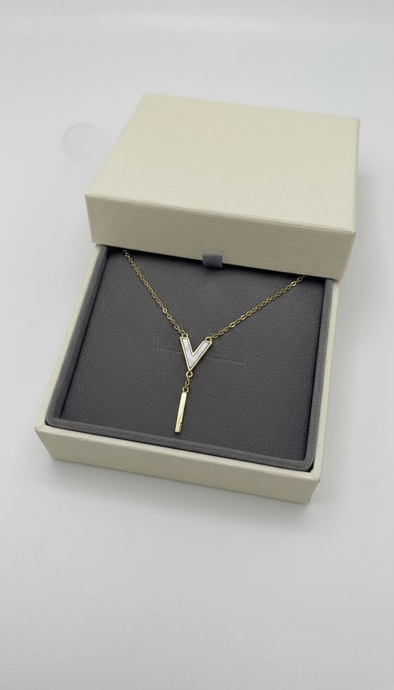 سلسال بتصميم حرف V ذهبي