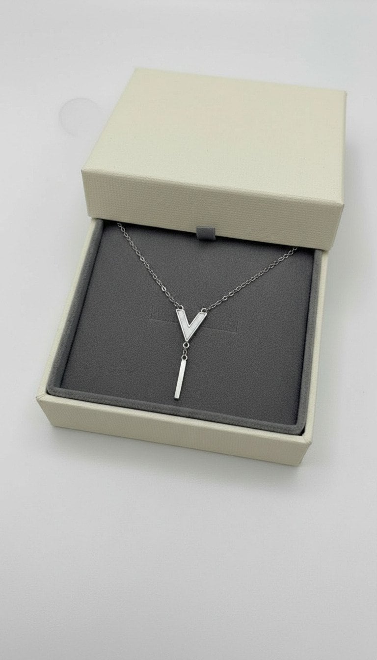 سلسال بتصميم حرف V فضي