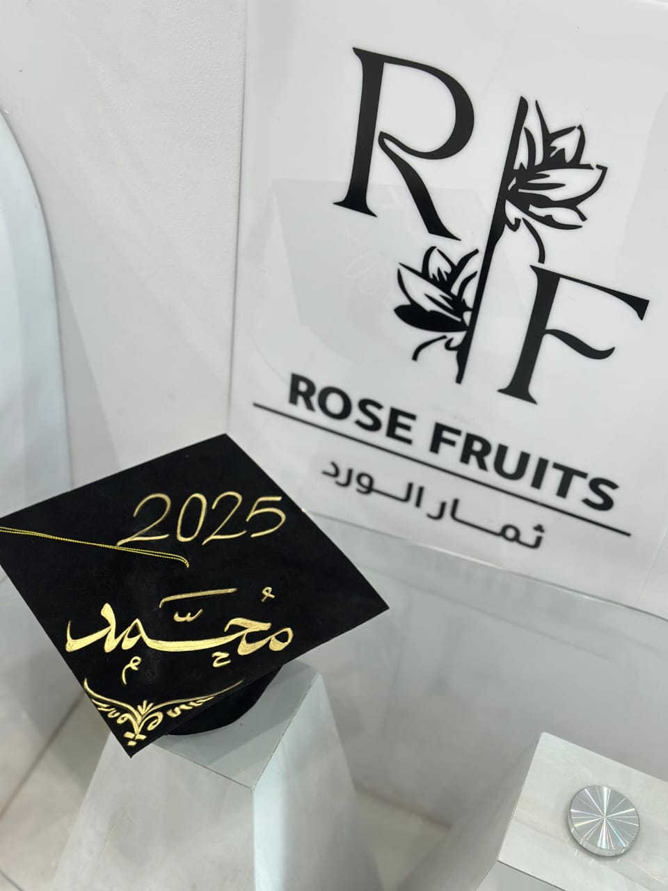الكتابة على قبعة التخرج