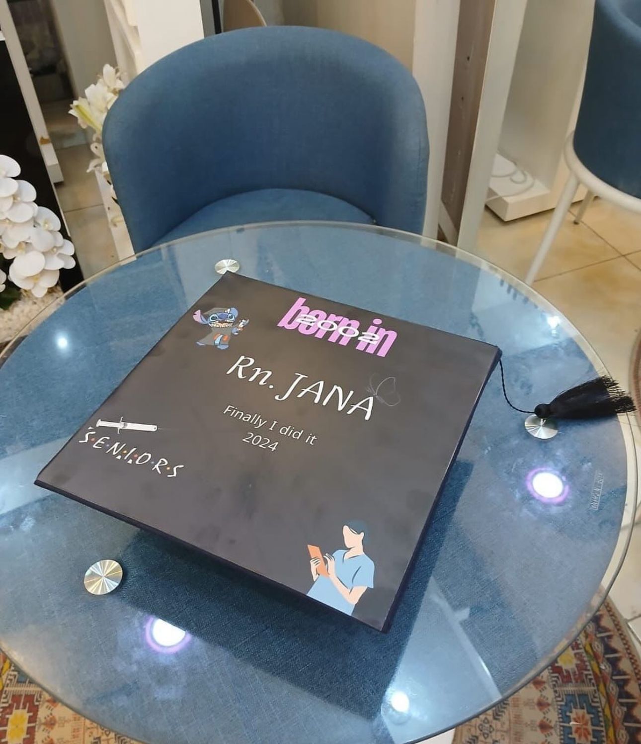 الكتابة على قبعة التخرج