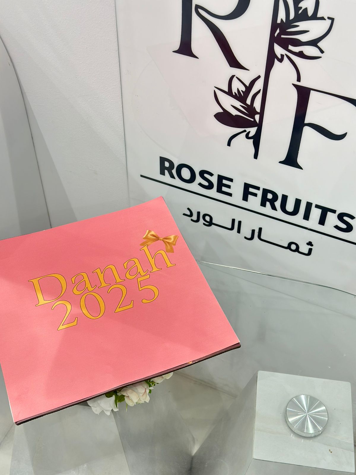 الكتابة على قبعة التخرج
