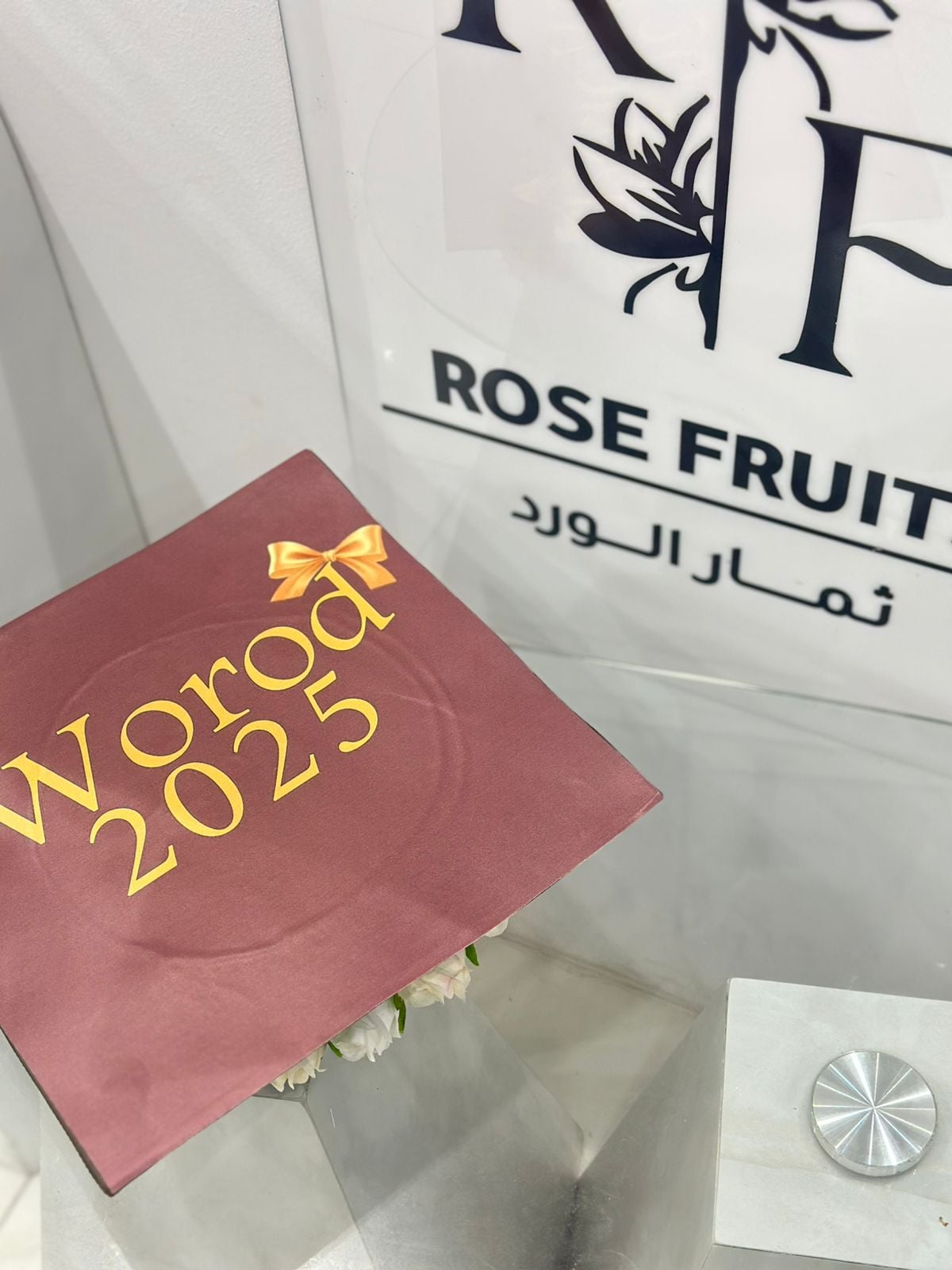 الكتابة على قبعة التخرج